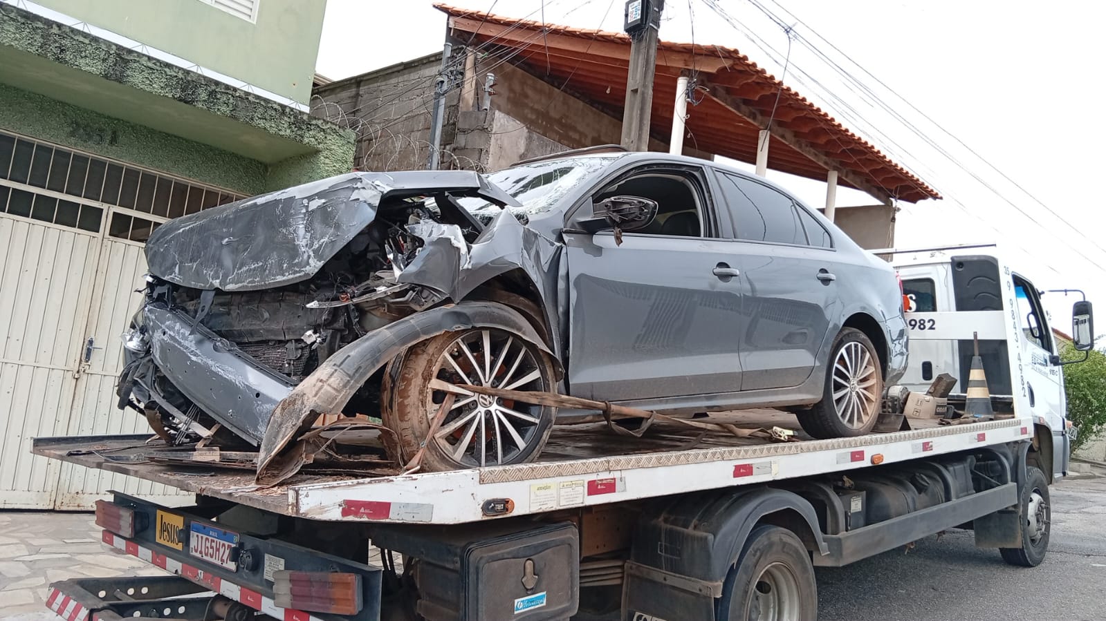 Reboque de veículo após colisão