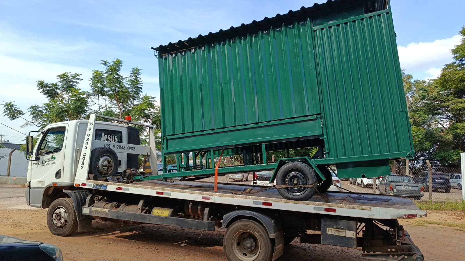 Transporte de estrutura metálica com guincho