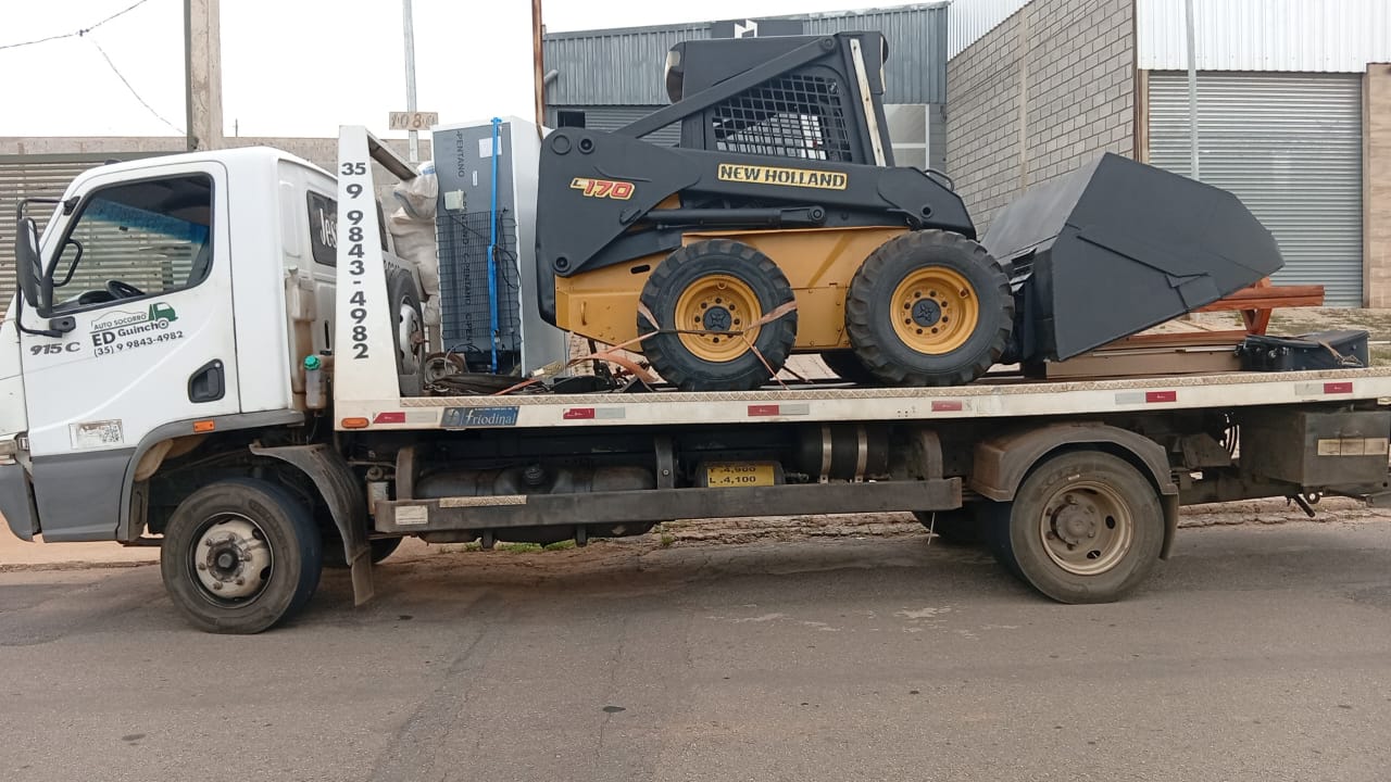 Reboque de máquina New Holland em Varginha